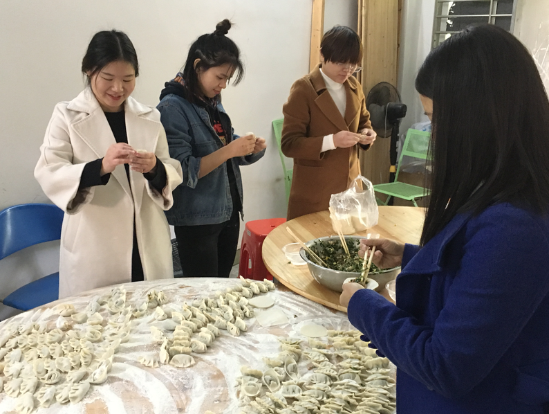 冬至包餃子 溫情暖寒冬-經(jīng)過(guò)食品金屬檢測(cè)機(jī)，更放心